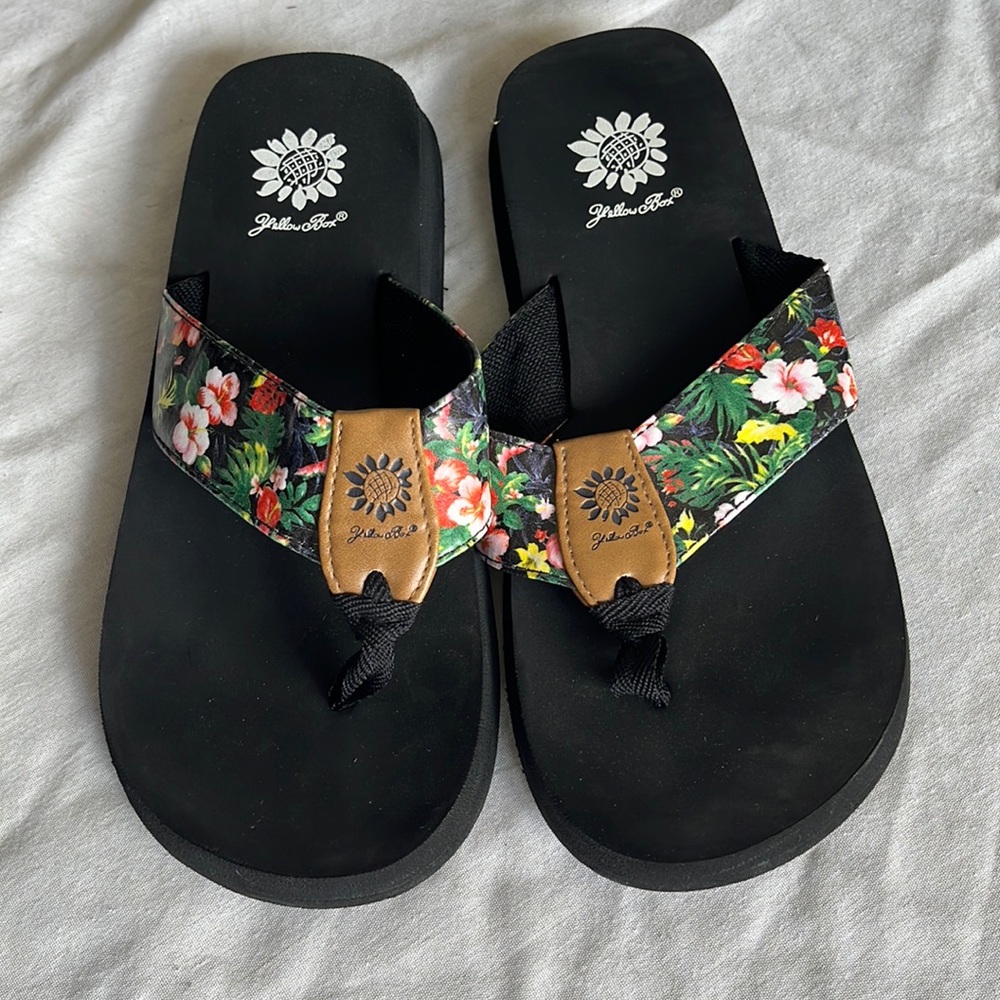 Hawaiian flower Yellowbox sandals size 7.5